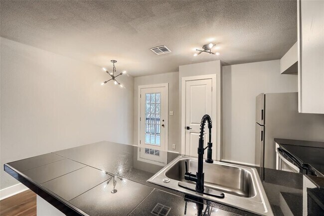 Foto del edificio - 5909 Lago Vista Way