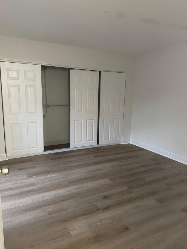 Foto del edificio - 4702 Waterview Cir