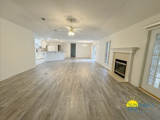 Building Photo - South Crestview Home with an Screen Enclos...
