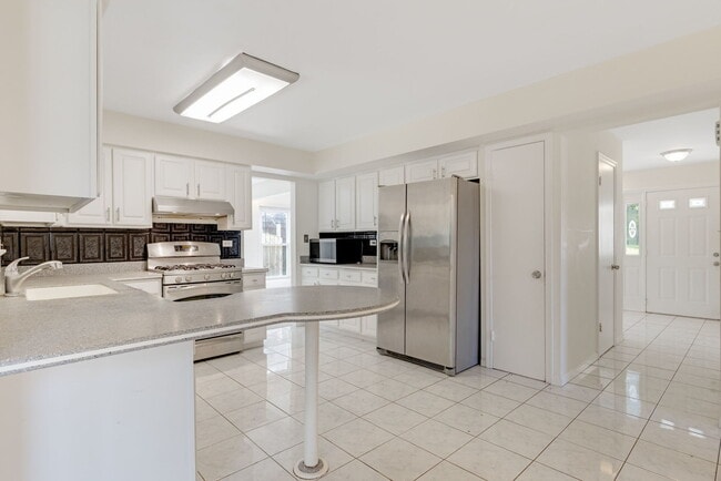 Building Photo - 421 Collen Dr