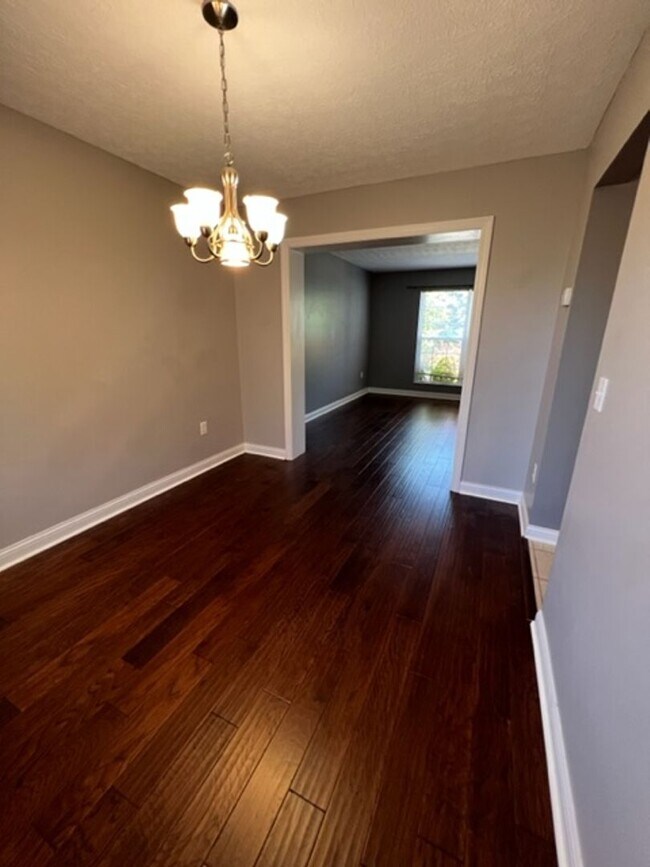 Foto del edificio - Charming 4 Bedroom 2.5 Bathroom Home in Hi...