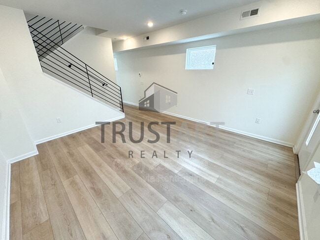 Building Photo - 1327 S 27th St