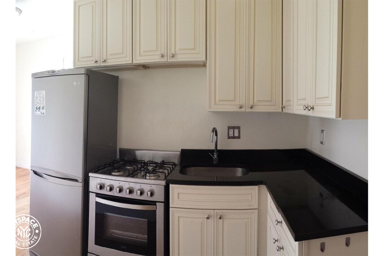 Foto principal - 526 Dahill Rd