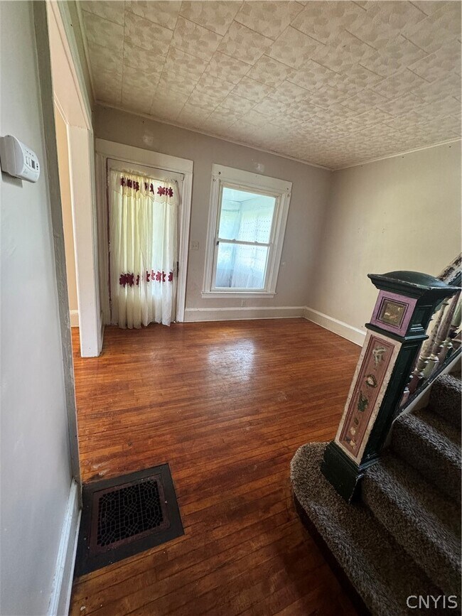 Foto del edificio - 2331 Midland Ave