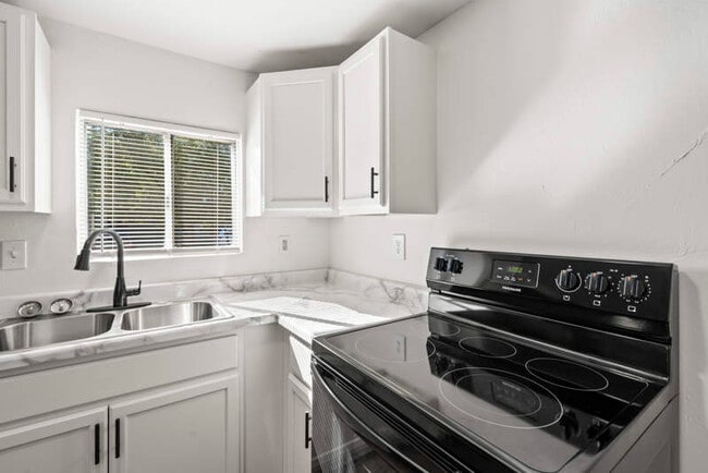 Building Photo - 3120 N Romero Rd