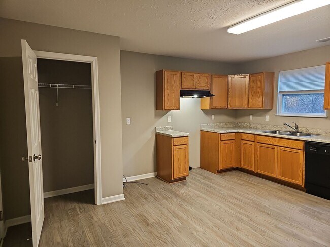 Building Photo - 502 Herbert Ave 4BR/2.5BA (Lockland)