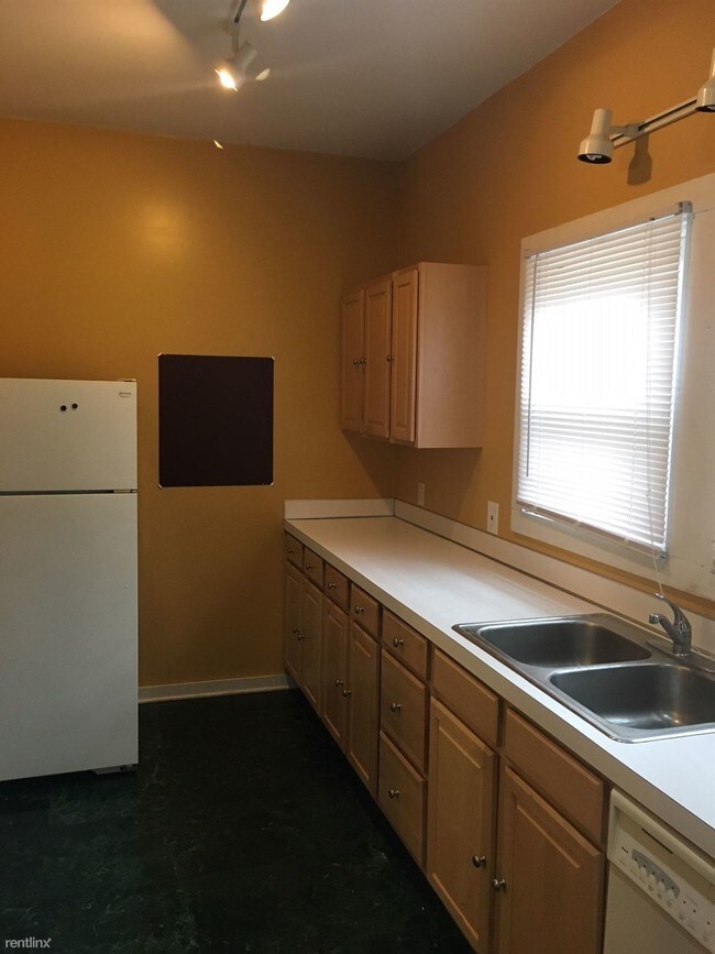 Building Photo - 2 br, 1 bath  - 442 Fountain St NE Apt 1