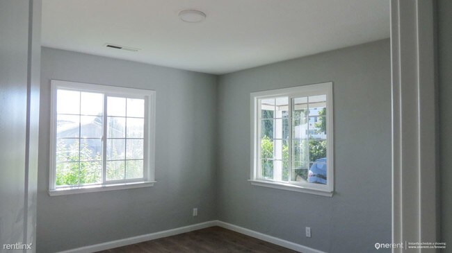 Building Photo - 48 Saron Ave