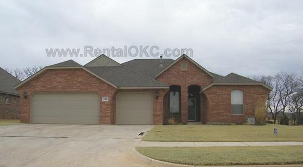 Building Photo - Beautiful Moore Home with Office