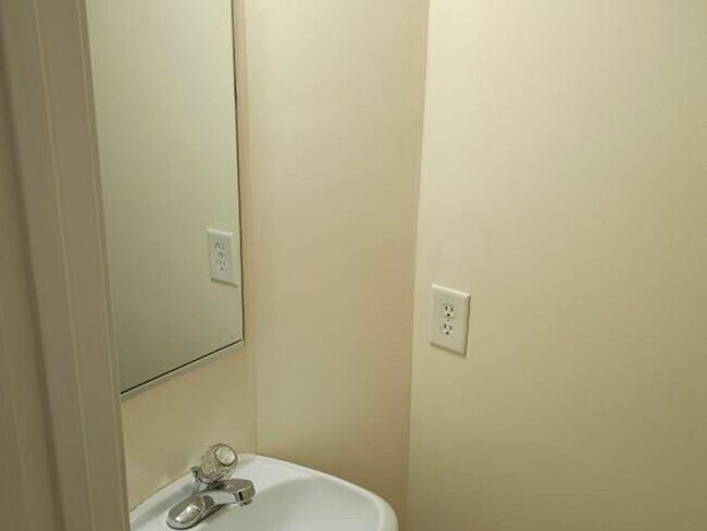Foto del edificio - Great Location & Recently Updated Townhome...