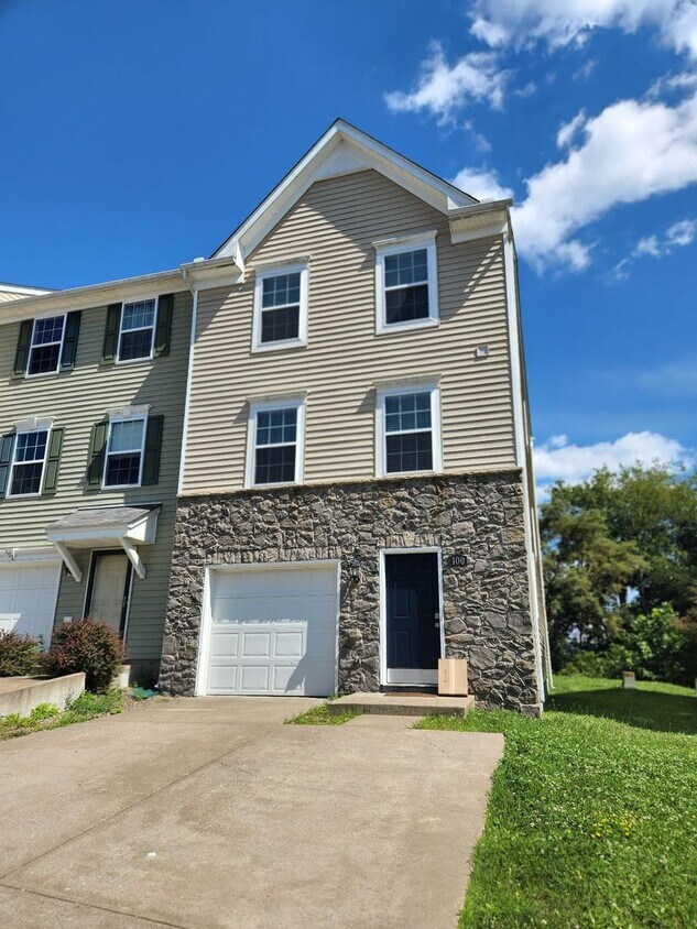 Foto principal - 3 bed/2.5 bath Townhouse in Westover - Ava...