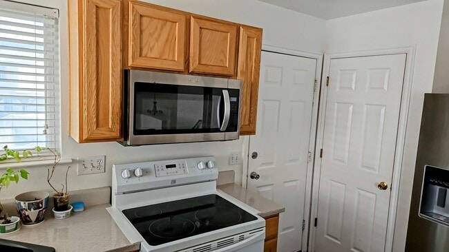 Fantastic stove and microwave - 241 Sunstone Cir