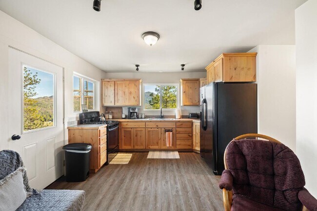 Building Photo - Discover Tranquility in This Charming 1-Be...