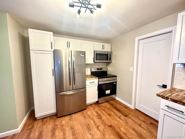 Building Photo - 121 Main St