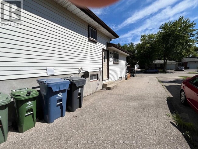 Photo du bâtiment - 375 W Acres Dr