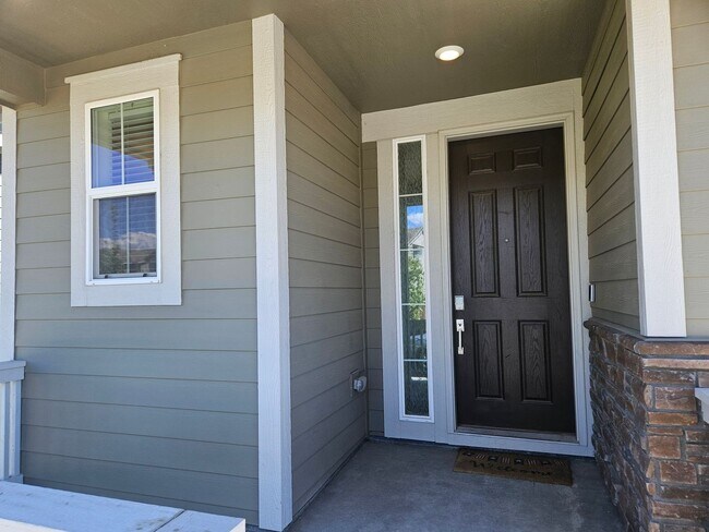 Foto del edificio - 3 Bed 2.5 Bath Home In Commerce City