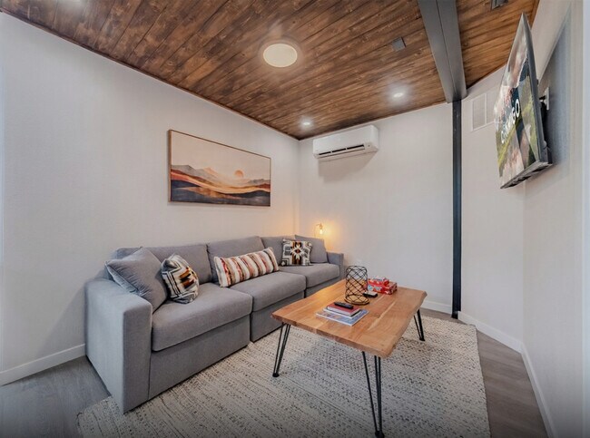 Building Photo - 736 W Rider Dr