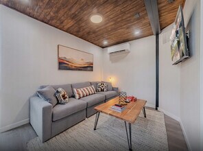 Building Photo - 736 W Rider Dr