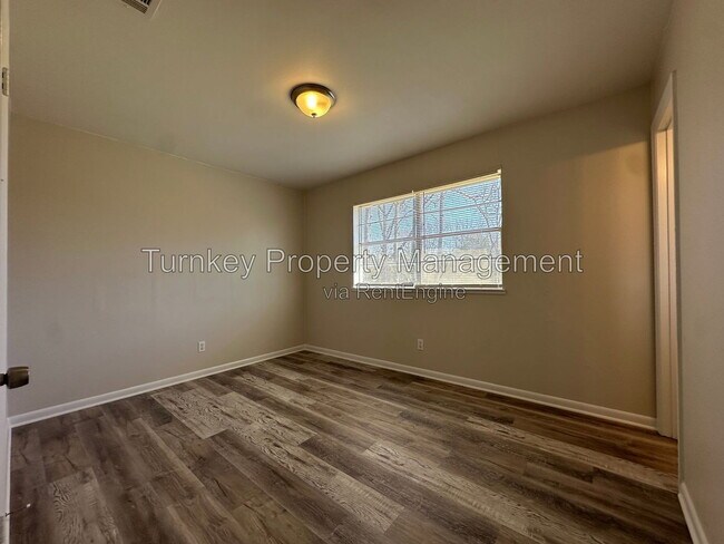 Building Photo - 5913 Lyndell Dr