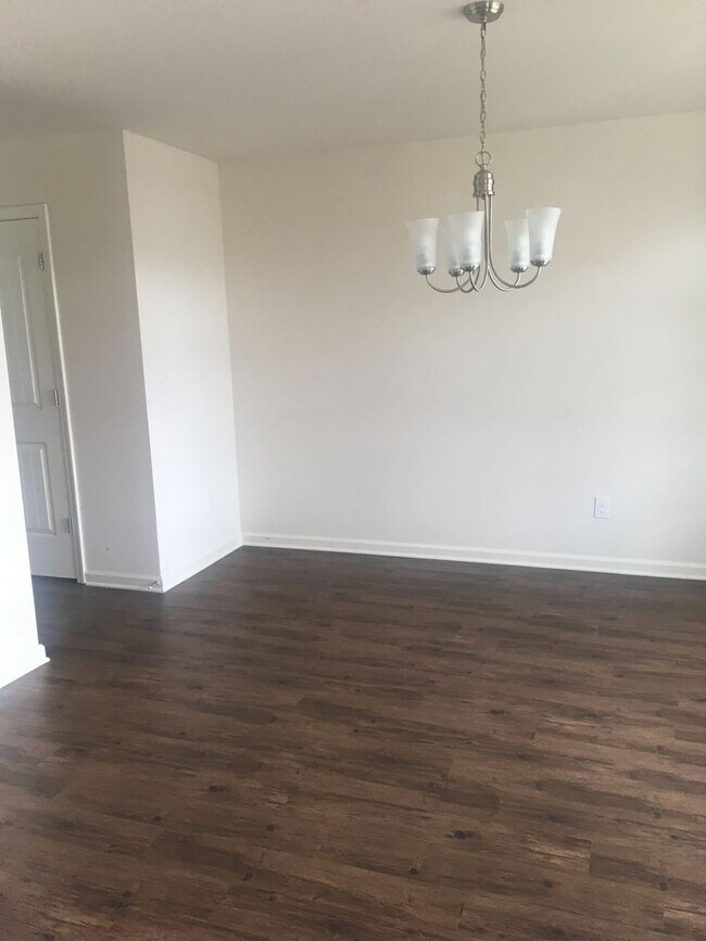 Foto del edificio - FOR RENT – 3BR / 2.5BA Garden Home with 2-Car Garage