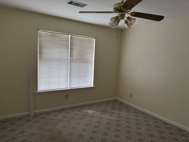 Foto del edificio - 282 Somerset Dr