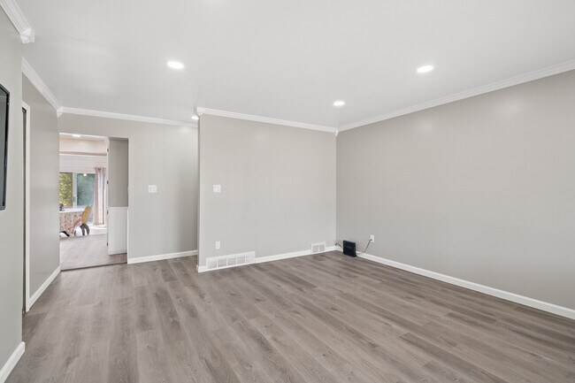 Building Photo - 11460 Greendale Dr