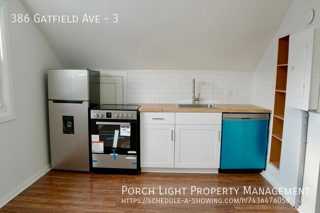 Photo du bâtiment - Renovated 1 Bedroom Loft - Lots of Natural Light - Brand New Upgrades