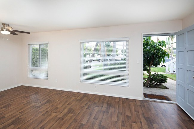 Foto del edificio - Large 2BR in Pacific Beach w/ a Fireplace and 2 Parking Spaces!