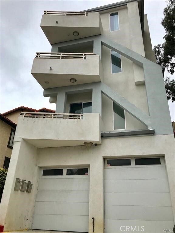 Building Photo - 408 Avenida Santa Barbara