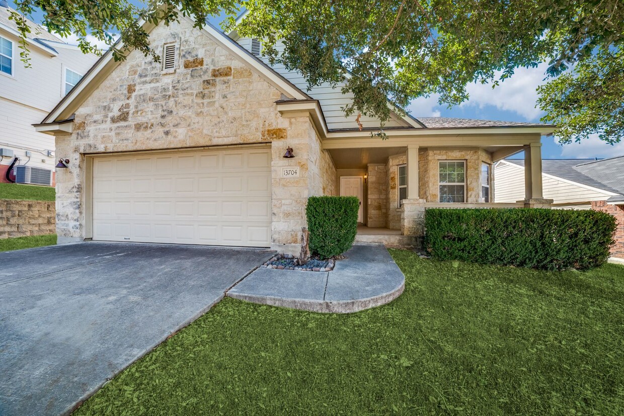 Foto principal - One-Story Live Oak Bridlewood Park home