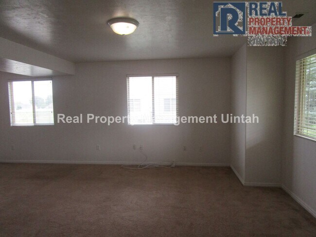 Foto del edificio - Real Property Management Uintah is currently renting this 3 bed, 1.5 bath twin home available in ...