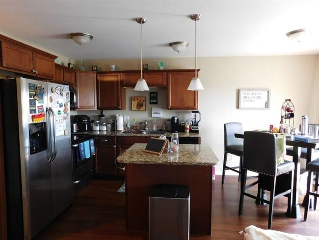 Building Photo - 3 Bedroom Townhome!