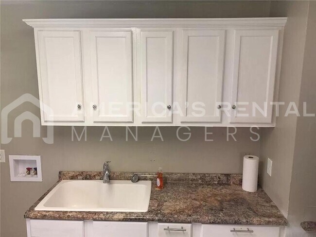 Building Photo - Home for rent in Montgomery! Available to ...