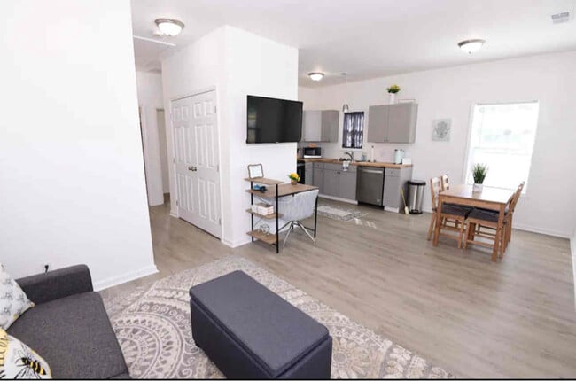 Foto del edificio - 1656 Silver St