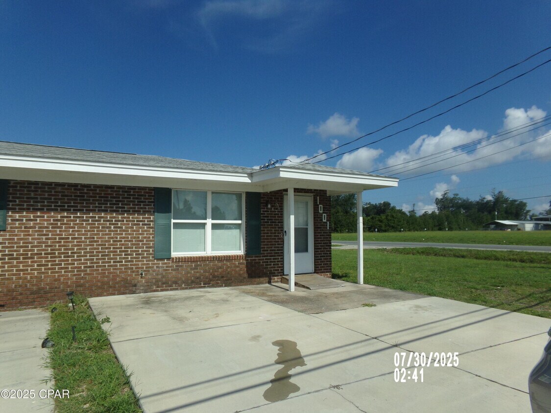Foto principal - 1001 Russ Lake Dr