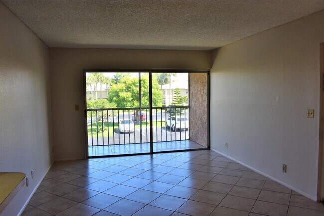 Building Photo - 1534 SE Royal Green Cir