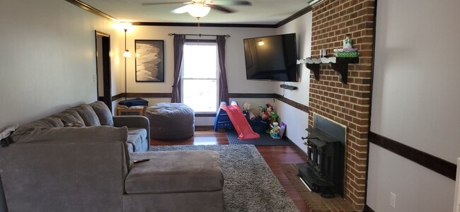 Building Photo - Spacious Home in Quiet Neighborhood