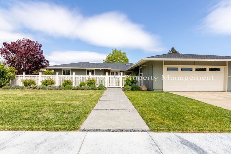 Primary Photo - 144 Riviera Dr