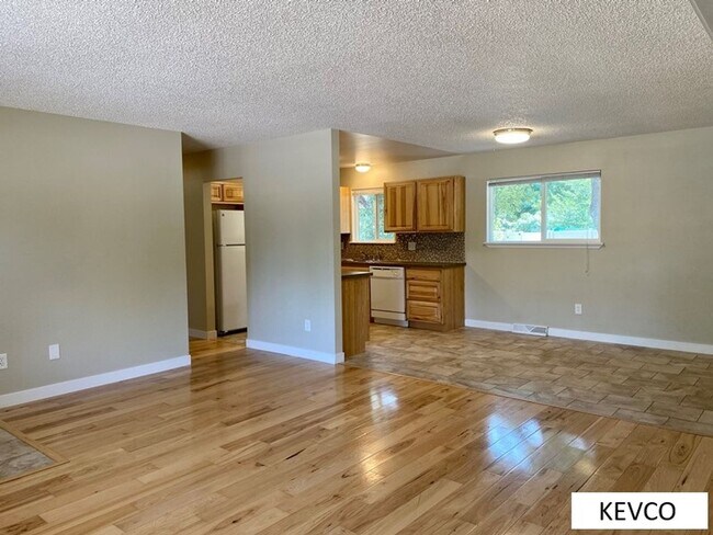 Foto del edificio - Remodeled Home With Huge Backyard