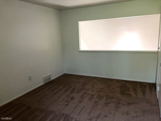 Building Photo - 1 br, 1 bath Townhome - 649 Villa Dr