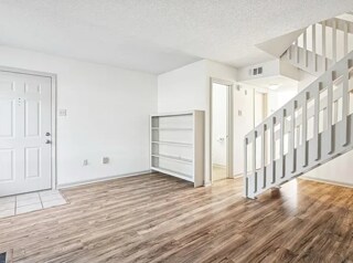 Foto del edificio - 543 Cedarwood Dr