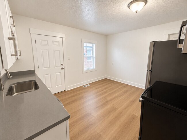 Foto del edificio - 458 E Lambourne Ave