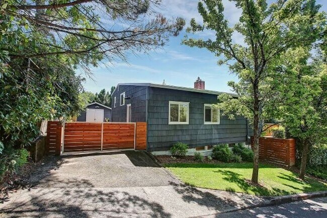 Building Photo - Chic Urban Oasis in Hillsdale