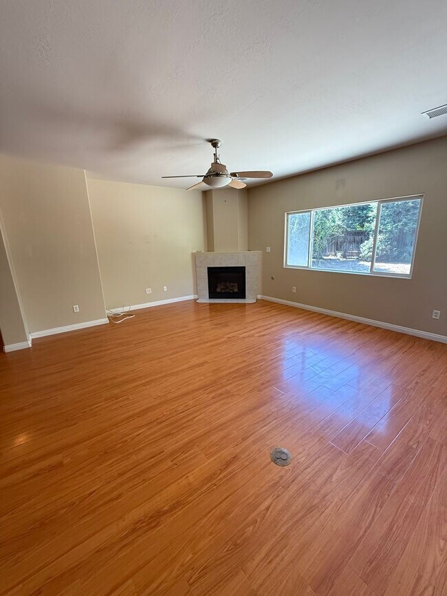 Building Photo - Modern 4-Bedroom Home in Northwest Bakersf...