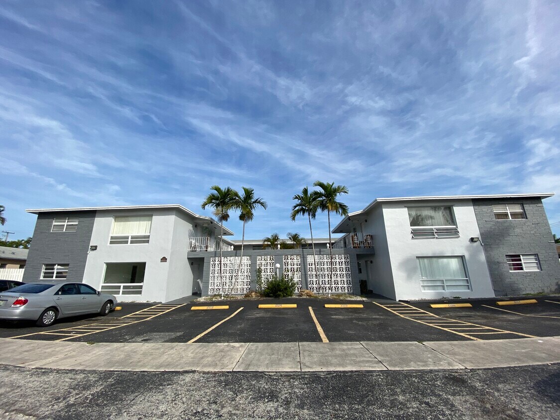 915 NE 8th St, Hallandale Beach, FL 33009 Apartments in Hallandale