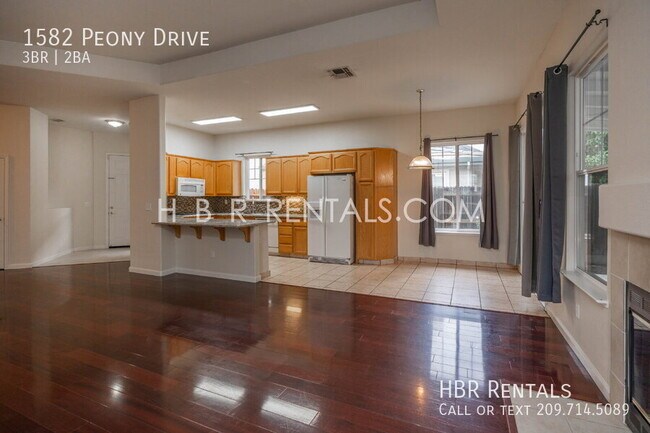 Foto del edificio - 1582 Peony Dr