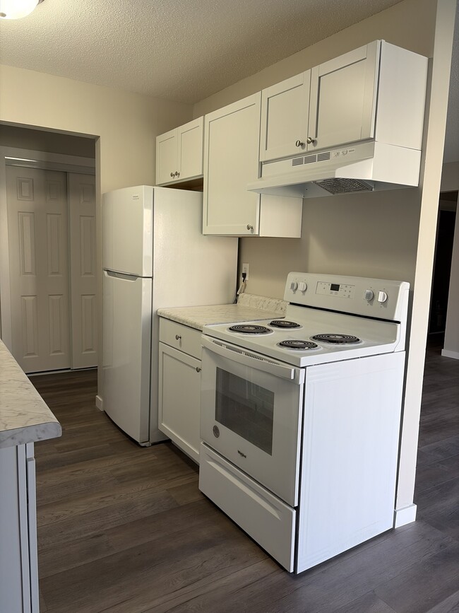 Building Photo - 1025 Smetana Rd