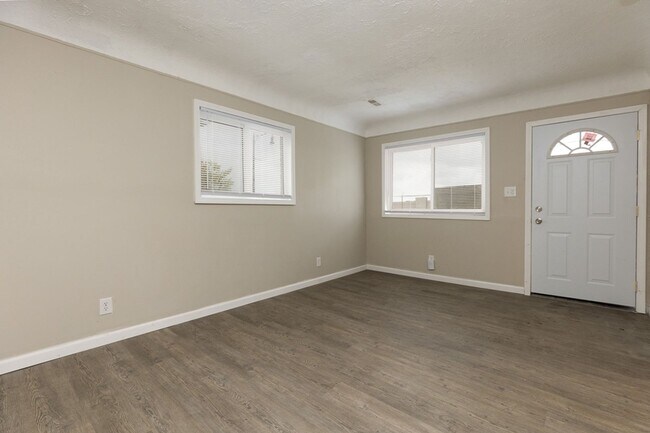 Building Photo - 1 Bedroom One Bath Unit For Lease