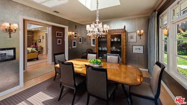 Foto del edificio - 810 Foothill Rd