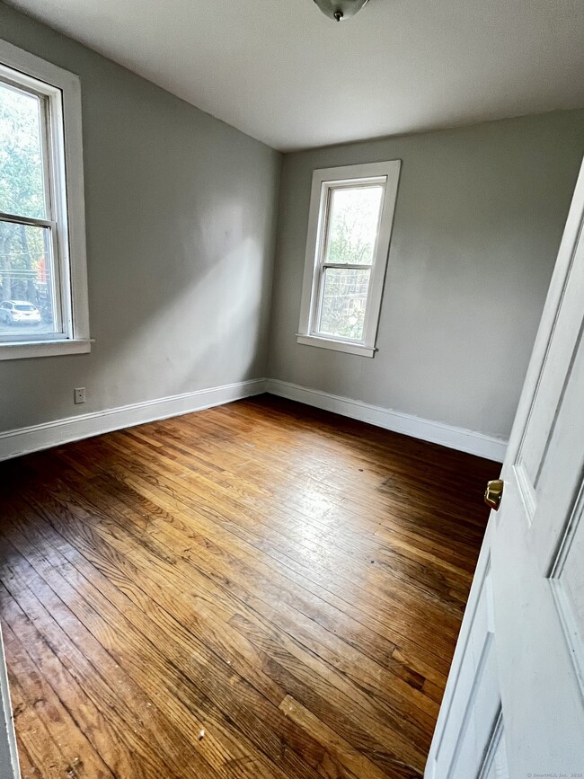 Building Photo - 143 Putnam St